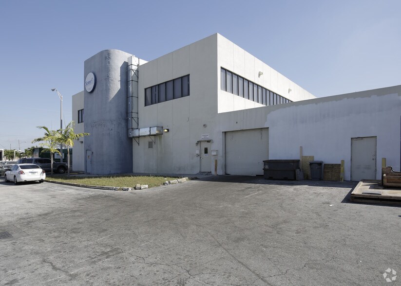 More Photos Of 2700 NW 36th St, Miami Office Residential For Lease
