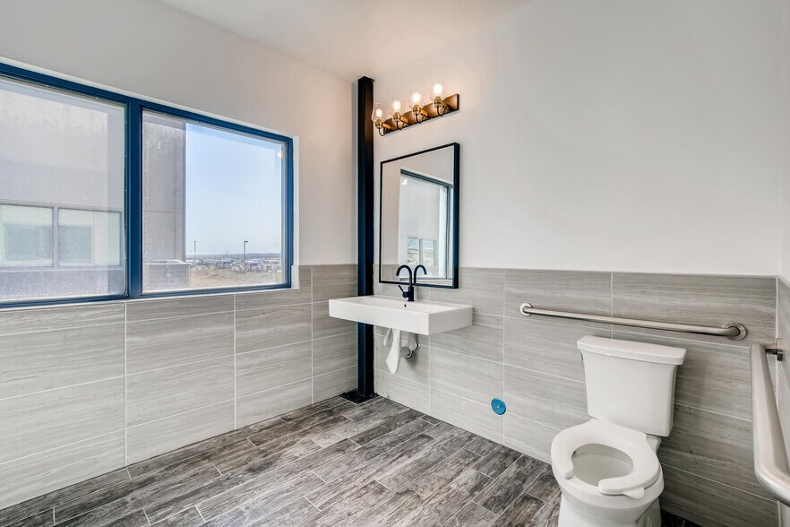 More Photos Of 7637 Fm 3009, Schertz Light Distribution For Sale