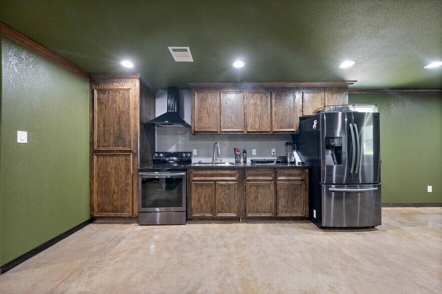 More Photos Of 32956 Londonderry Dr, Waller Warehouse For Sale