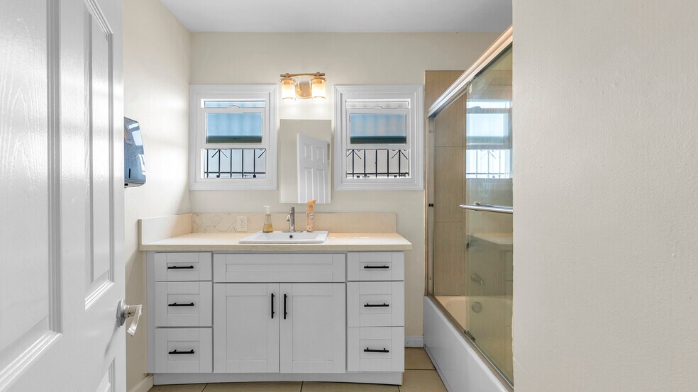 More Photos Of 6622-6630 Crenshaw Blvd, Los Angeles Storefront Retail Residential For Sale