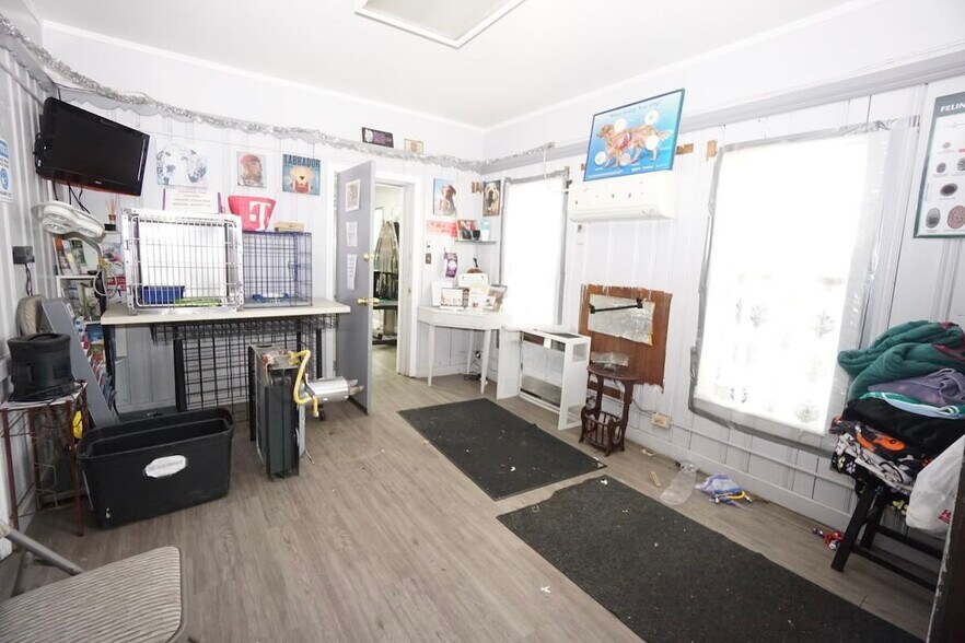 More Photos Of 25580 Lakeland Blvd, Euclid Veterinarian Kennel For Sale