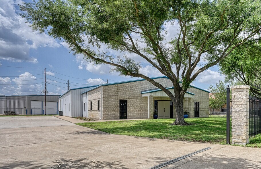 More Photos Of 5335 Brystone Dr, Houston Light Distribution For Lease