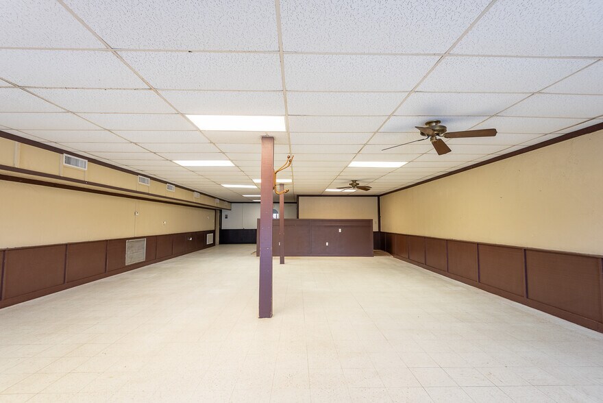 More Photos Of 114 S Teel Dr, Devine Restaurant For Sale