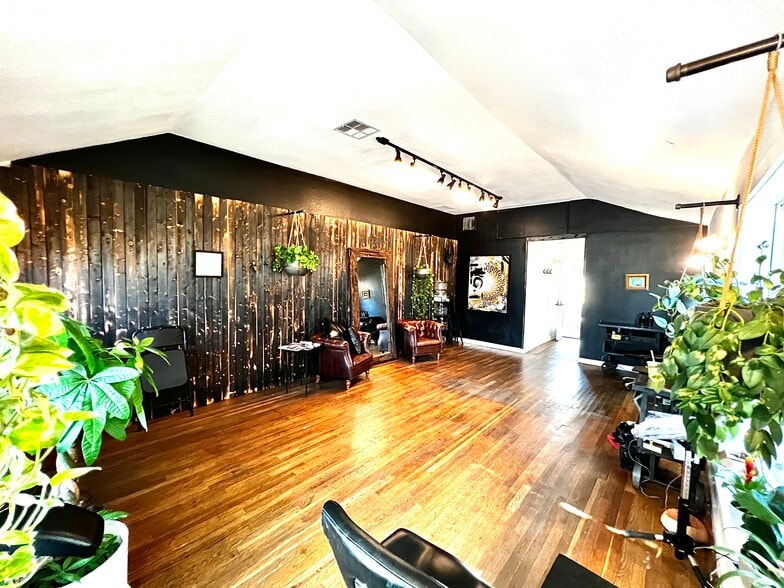 More Photos Of 1628 S 1st St, Austin Storefront Retail Residential For Sale
