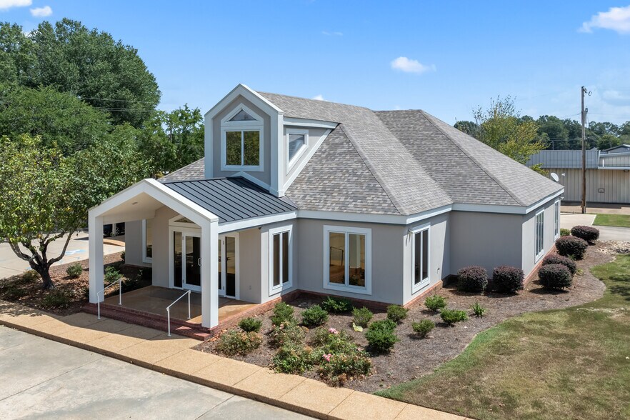 More Photos Of 212 Rawls Dr, Mccomb Medical For Sale