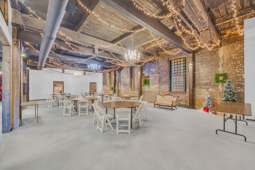 More Photos Of 1642 S Broad St, Commerce General Retail For Lease