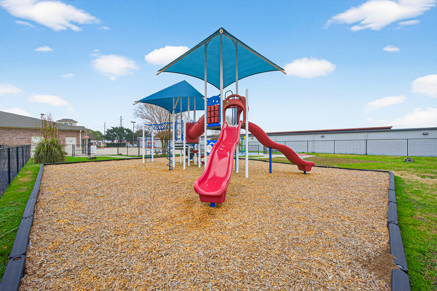 More Photos Of 8525 Queenston Blvd, Houston Freestanding For Sale