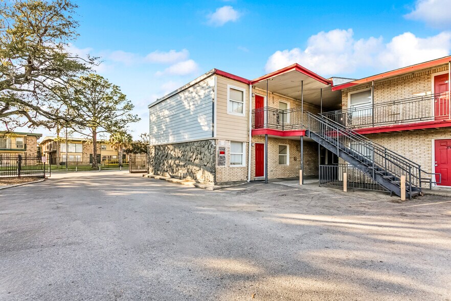 More Photos Of 3300 Garden Oaks Dr, New Orleans Apartments For Sale
