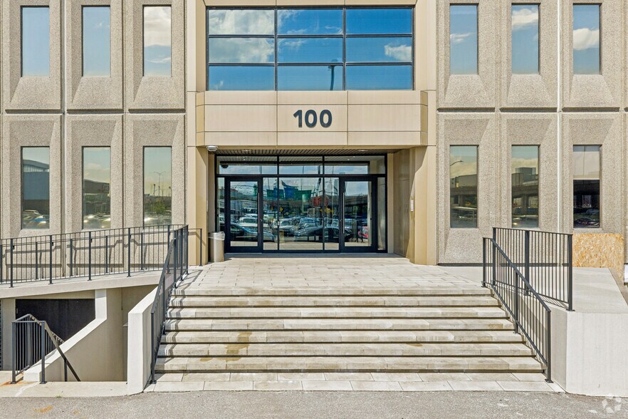 More Photos Of 100 Boul Alexis-Nihon, Montréal Office For Lease
