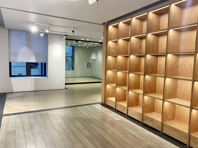 More Photos Of 14 E 55th St, New York General Retail For Sale