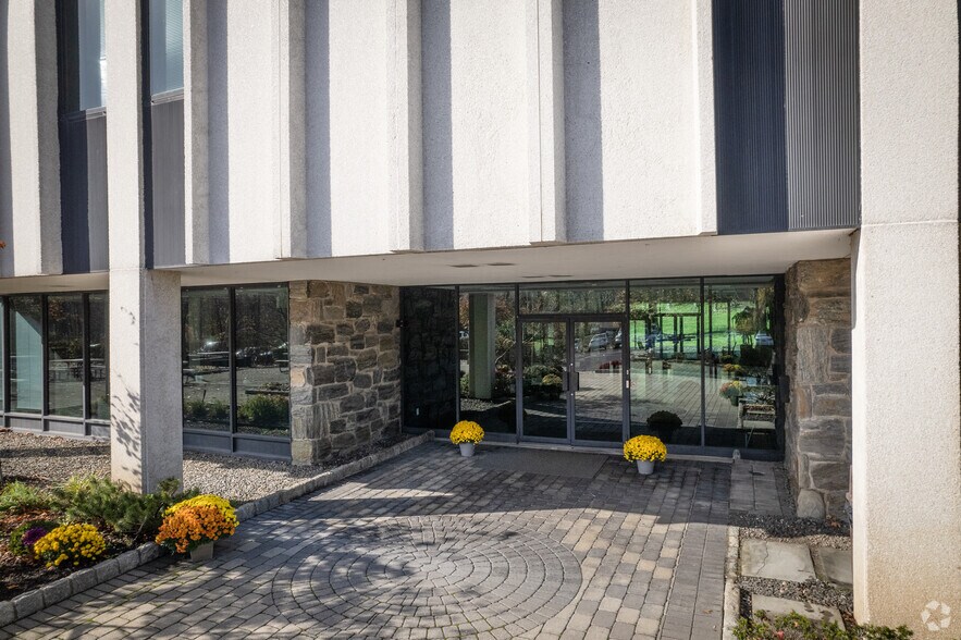 More Photos Of 800 Kinderkamack Rd, Oradell Office For Lease