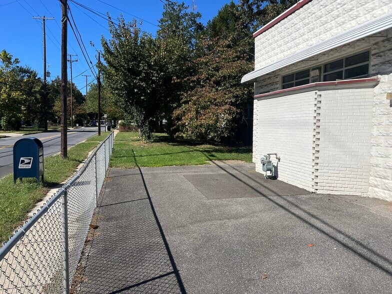 More Photos Of 4118 Queensbury Rd, Hyattsville Freestanding For Lease