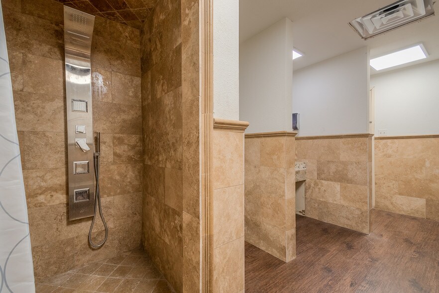 More Photos Of 4510 Duncanville Rd, Dallas Distribution For Sale