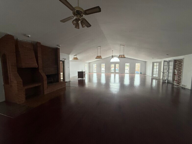 More Photos Of 8411 Russell Rd, Ottawa Flex For Sale