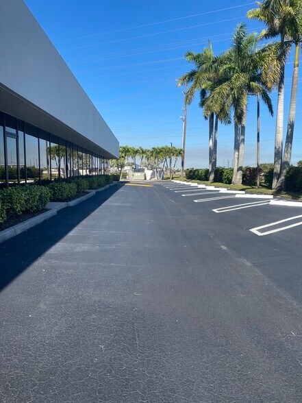 More Photos Of 5840 Corporate Way, West Palm Beach Flex For Lease