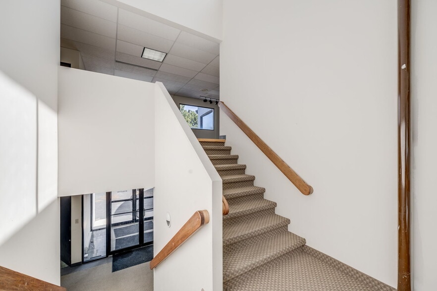 More Photos Of 21 Inverness Way E, Englewood Flex For Sale