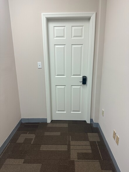 More Photos Of 498 Inman Ave, Colonia Office For Lease