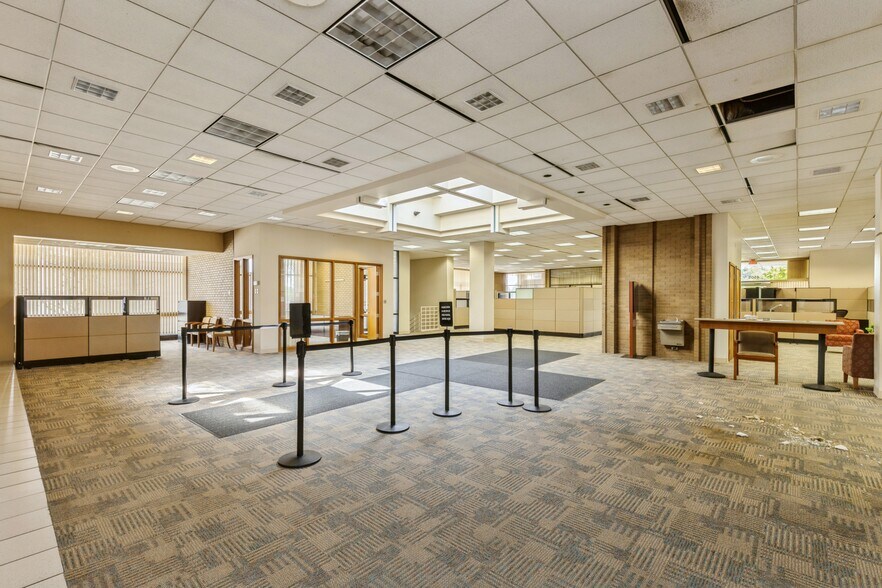 More Photos Of 4505 Douglas Ave, Des Moines General Retail For Sale