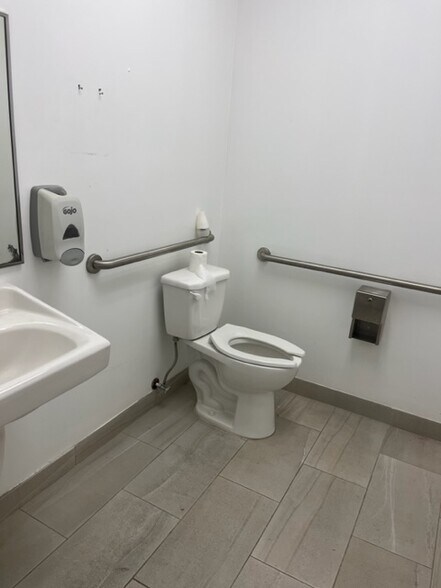 More Photos Of 10893 NW 17th St, Miami Service For Lease