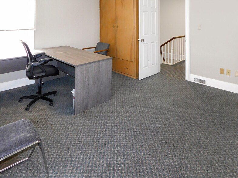More Photos Of 122 E Main St, Rockton Office For Lease