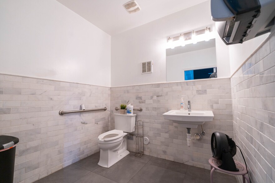 More Photos Of 294 NW 54th St, Miami Showroom For Lease