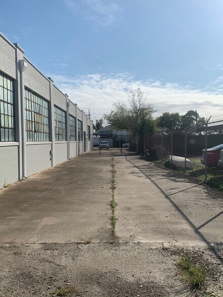More Photos Of 860 W 44th St, Norfolk Warehouse For Lease