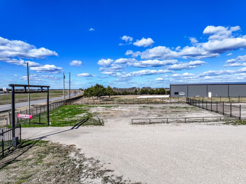 More Photos Of 11639 E US Highway 175, Kemp Flex For Lease