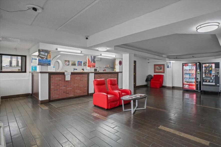More Photos Of 105 Riverside Pky, Macon-Bibb Hotel For Sale