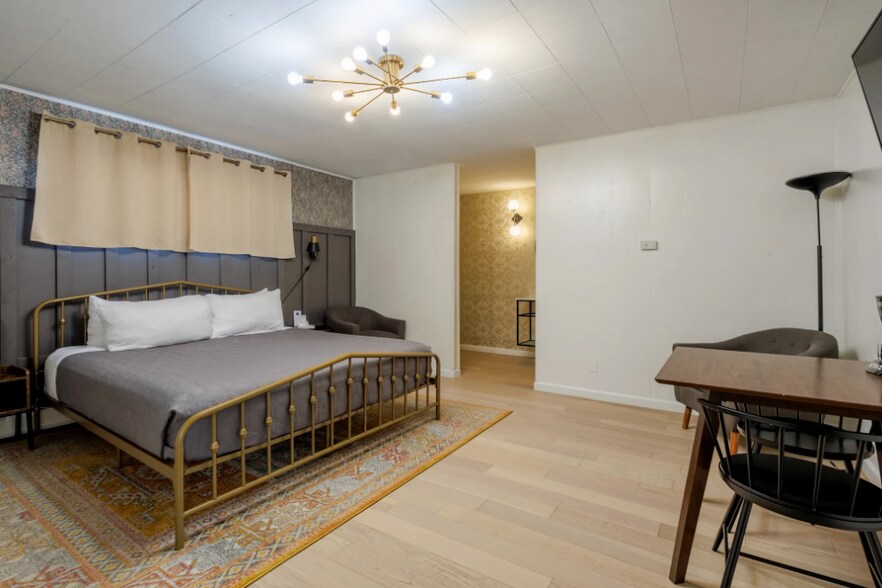 More Photos Of 207 Elm St, Leadville Hotel For Sale