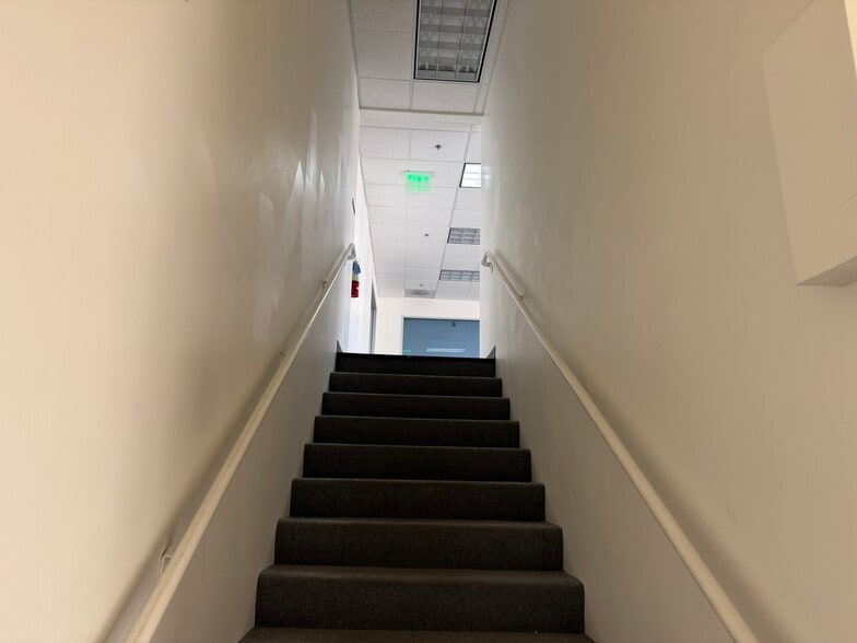 More Photos Of 34500 Gateway Dr, Palm Desert Warehouse For Lease
