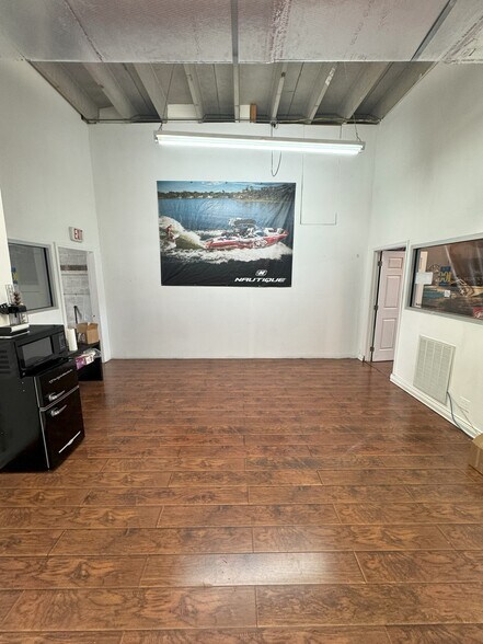 More Photos Of 3910 NW 2nd Ave, Miami Showroom For Sale