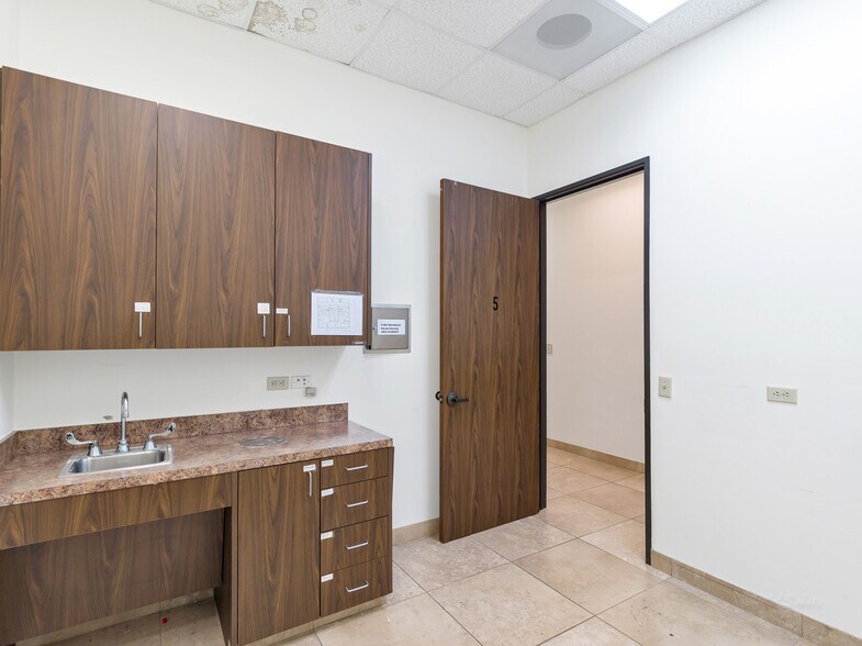 More Photos Of 714 S Peek Rd, Katy Medical For Lease