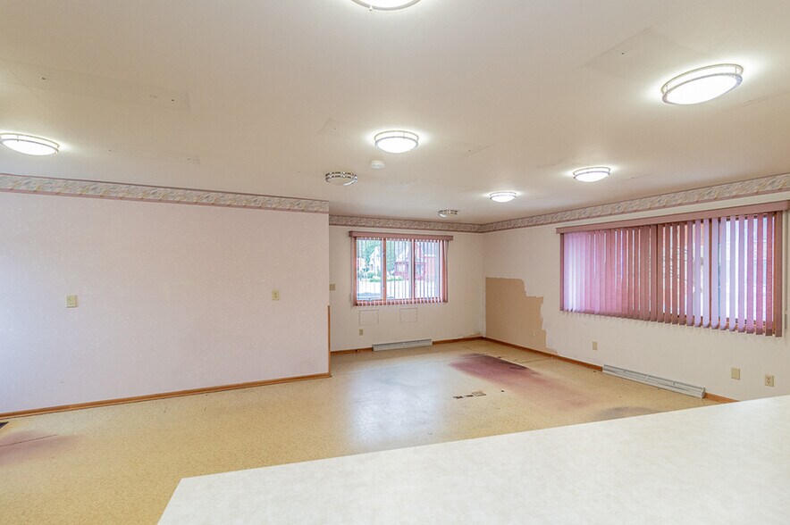 More Photos Of 104 S Main St, Marion Office For Sale