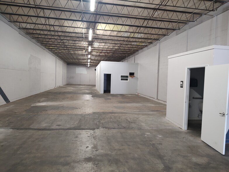 More Photos Of 2700 23rd St N, Saint Petersburg Warehouse For Lease