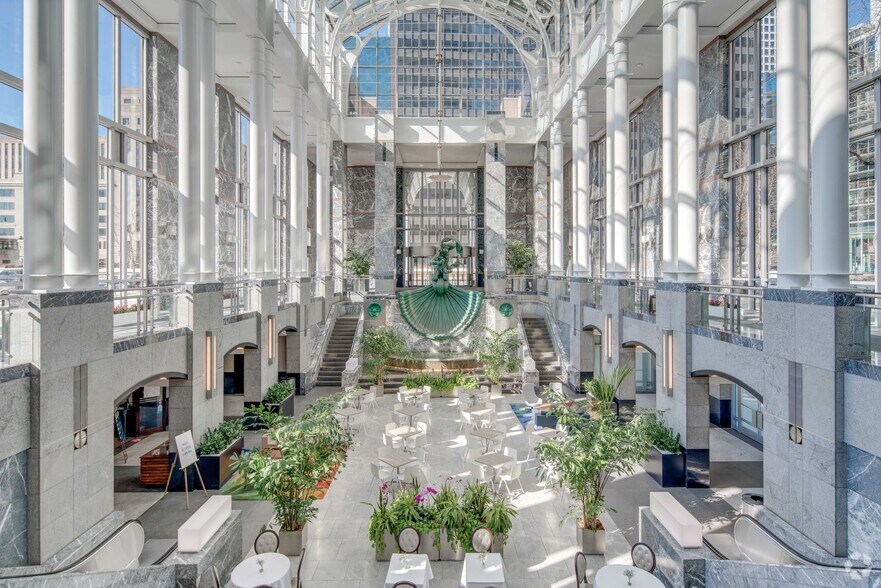 More Photos Of 311 S Wacker Dr, Chicago Office For Lease