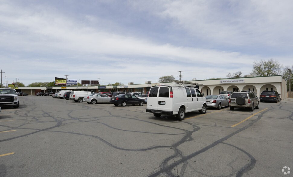 More Photos Of 210-330 W 85th St, Kansas City Unknown For Lease