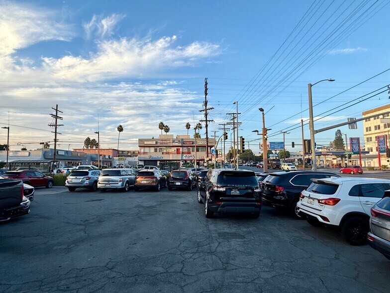 More Photos Of 15336 Vanowen St, Van Nuys Auto Dealership For Lease