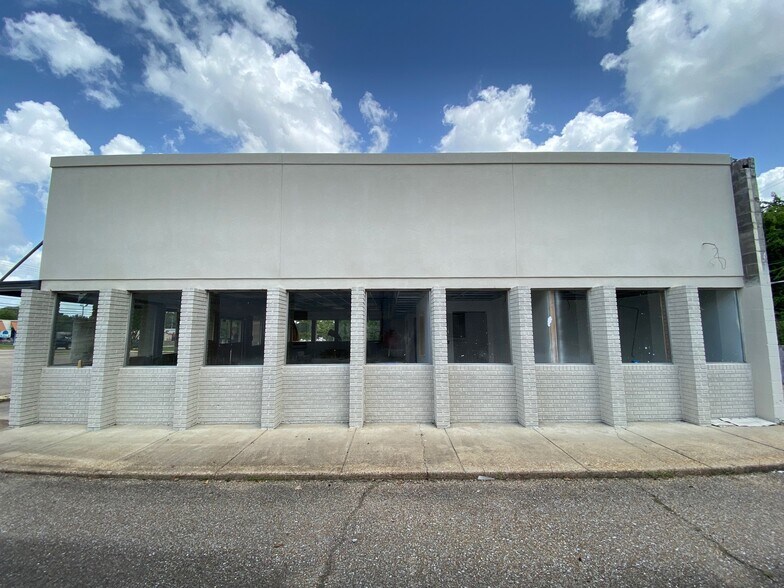 More Photos Of 920 S Gloster St, Tupelo Restaurant For Lease