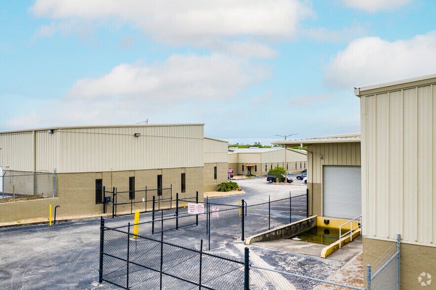 More Photos Of 5146-5283 Le Tourneau Cir, Tampa Warehouse For Lease