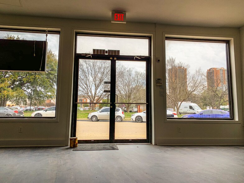 More Photos Of 1419 Oakland St, Denton Freestanding For Lease