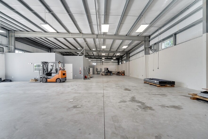 More Photos Of 560 Barry St, Orlando Warehouse For Sale