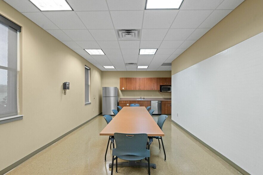 More Photos Of 326 Partnership Pky, Maryville Loft Creative Space For Sale