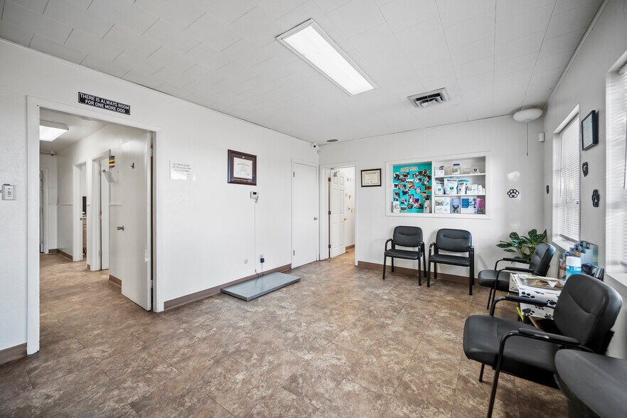 More Photos Of 5280 Edison Ave, Colorado Springs Veterinarian Kennel For Sale