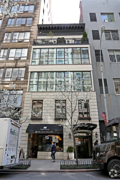 Primary Photo Of 10 E 22nd St, New York Apartments For Lease
