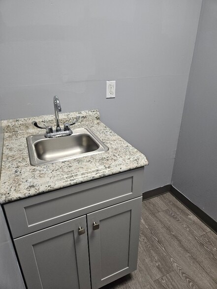 More Photos Of 158 Jericho Tpke, Mineola Storefront Retail Residential For Lease