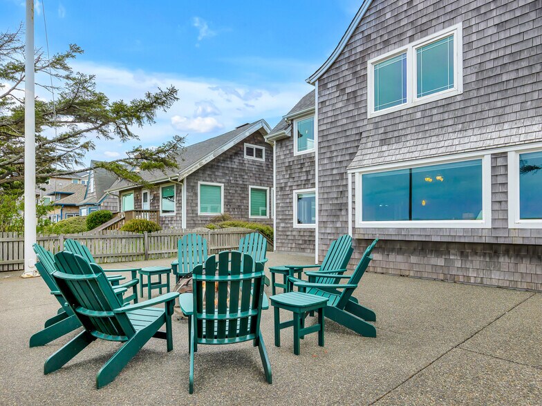 More Photos Of 1021 Promenade, Seaside Specialty For Sale