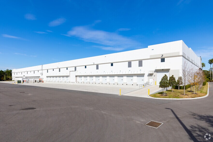 More Photos Of 10620 Boggy Creek Rd, Orlando Distribution For Lease