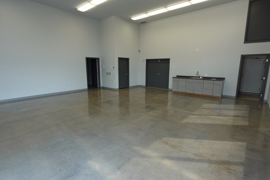 More Photos Of 6010-6012 E Trent Ave, Spokane Showroom For Lease