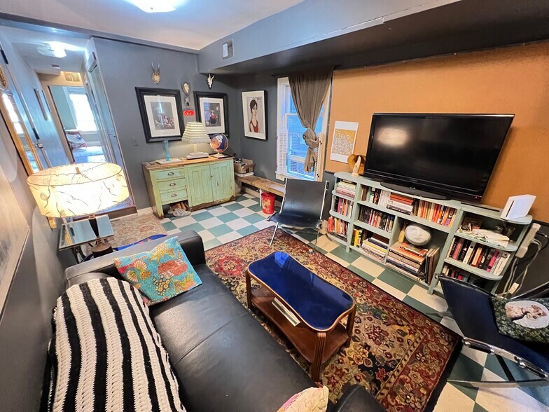 More Photos Of 1438-1442 Light St, Baltimore Showroom For Sale