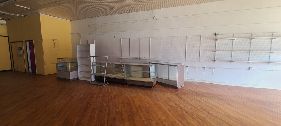 More Photos Of 400 S Main St, Emporia Restaurant For Lease